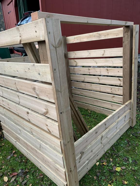 Egensnickrad kompostbehållare för trädgårdsavfall